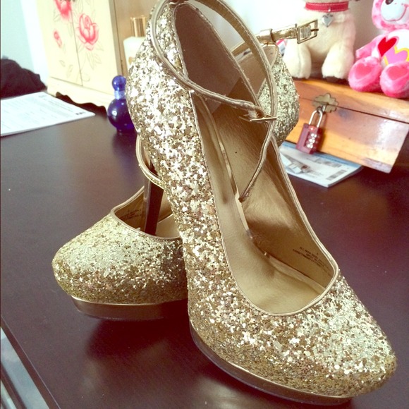 Sparkly gold heels!✨🌟💫