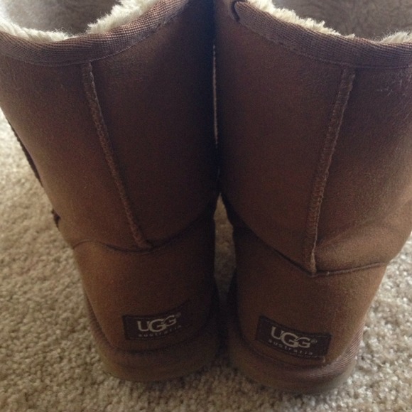 Brown mid uggs !
