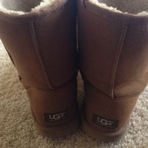 Brown mid uggs !