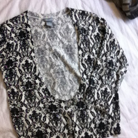 ❌traded❌Black and ivory scoop neck cardigan