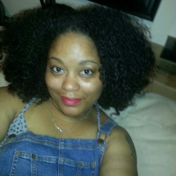 ABOUT YOUR SELLER @thecurvypioneer