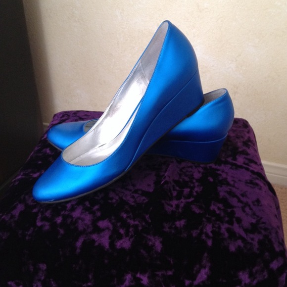 Electric blue! Jessica Simpson pumps.