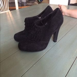 Gianni Bini size 6 black suede booties
