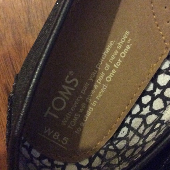 TOMS - Picture 2 of 2