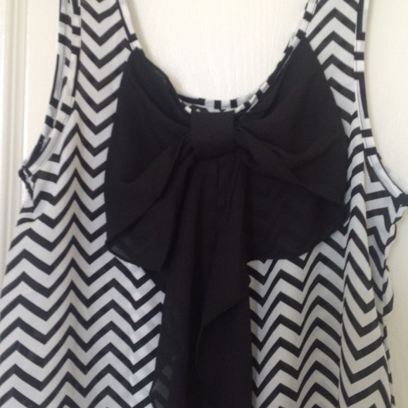 NWOT back bow top -M - Picture 2 of 3