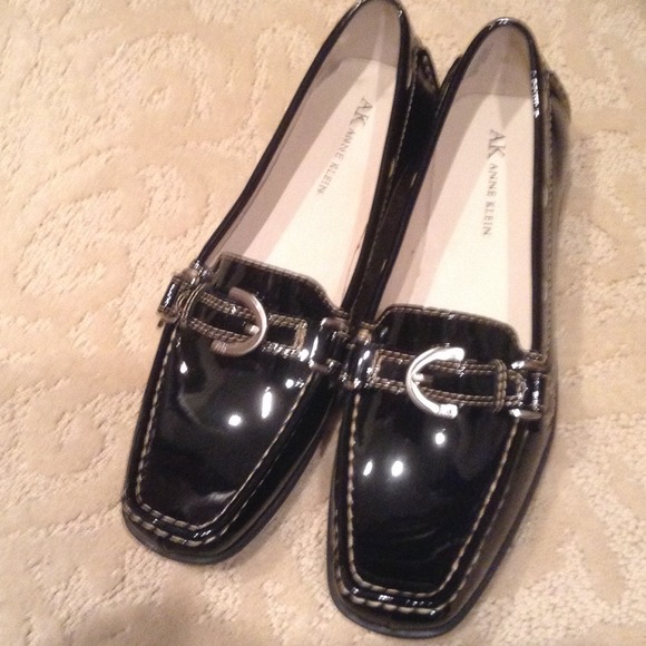 NWOT. Anne Klein black patten leather shoes