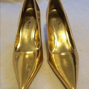 Gold pumps