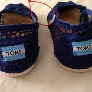 NEW lace navy blue TOMS