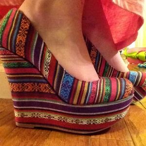 Woven fabric Steve Madden wedge Maya print shoes.