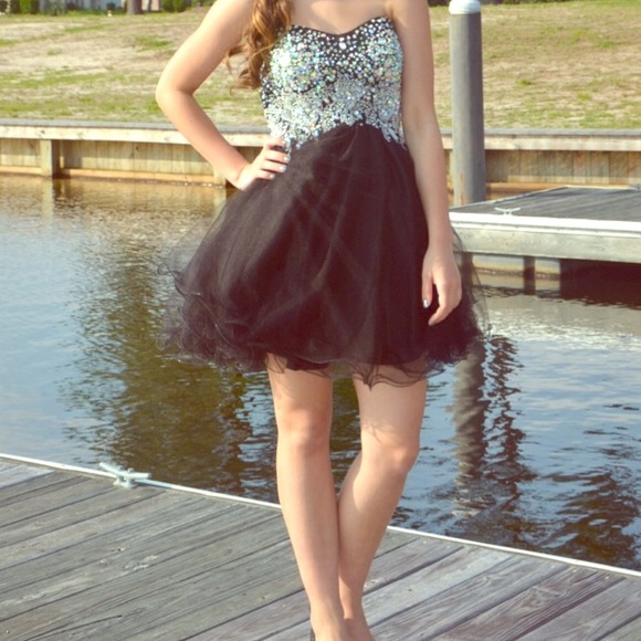 Dresses & Skirts - Short black prom dress