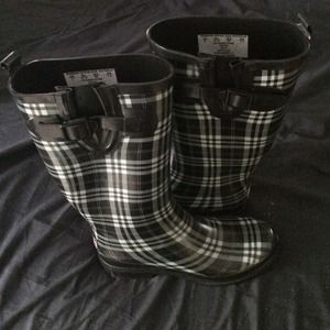 Rain boots, almost new!