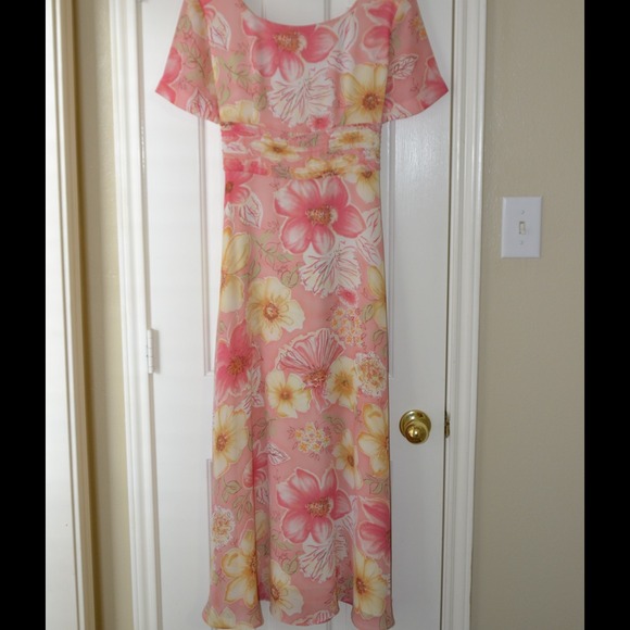 Chiffon floral dress high waist ties in back.