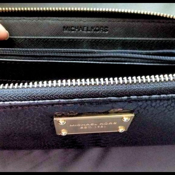 LIGHTLY USED MICHAEL KORS WALLET