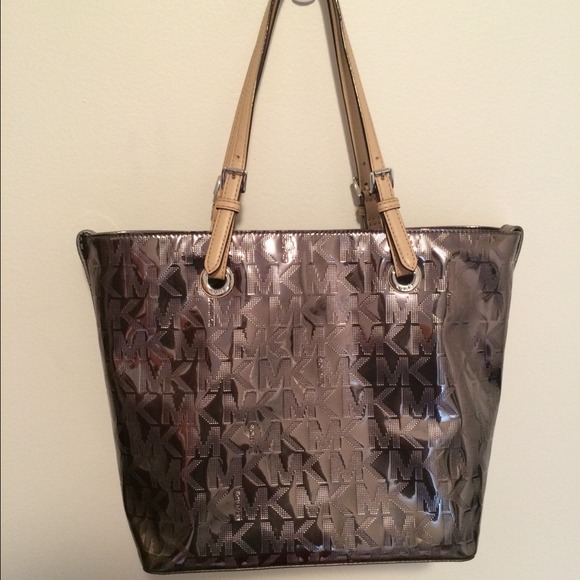 SOLD. Mk tote - Picture 1 of 1