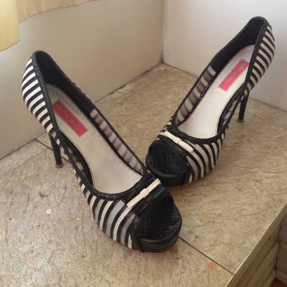 Stunning snakeskin Betsey stilettos - Picture 2 of 4