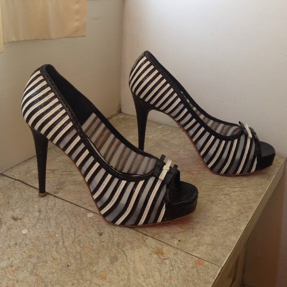 Stunning snakeskin Betsey stilettos - Picture 3 of 4