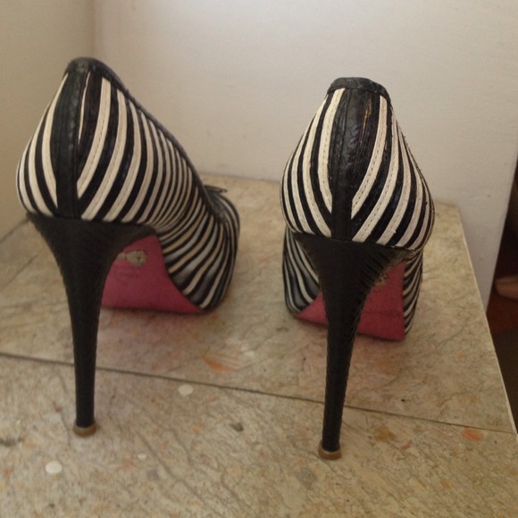 Stunning snakeskin Betsey stilettos - Picture 4 of 4