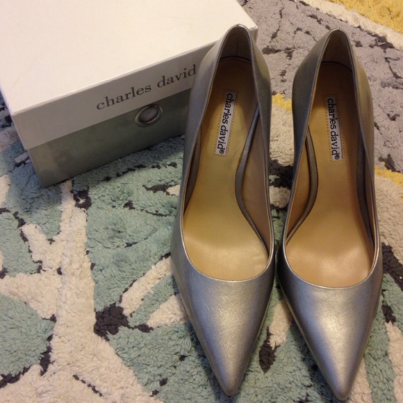 Charles David silver pumps - Picture 2 of 3