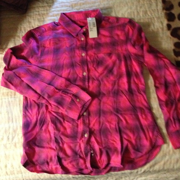 American Eagle long sleeve bottom down shirt