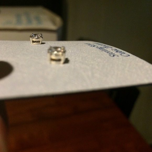 🚨B Brilliant earrings - Picture 2 of 4