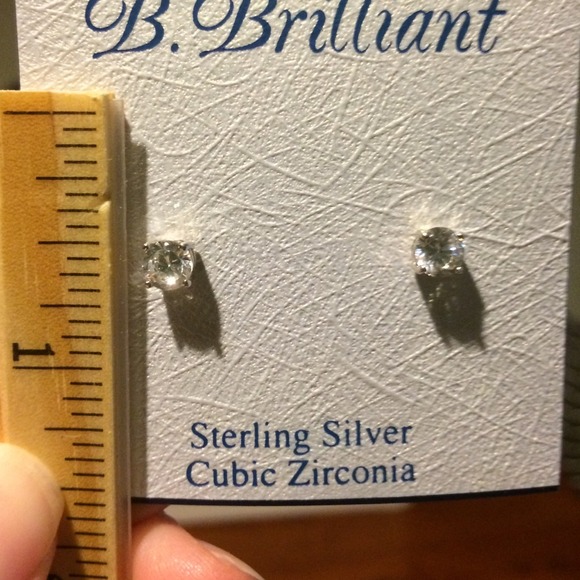 🚨B Brilliant earrings - Picture 3 of 4