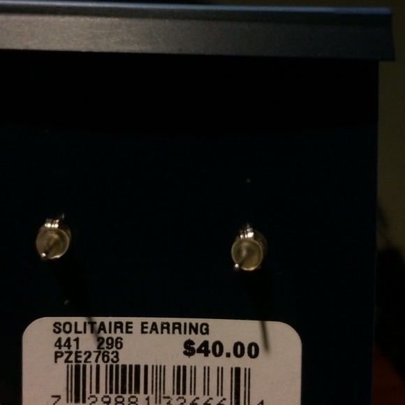 🚨B Brilliant earrings - Picture 4 of 4