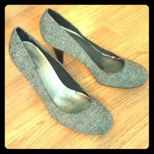 Very Gently Used Gray 3" Pumps