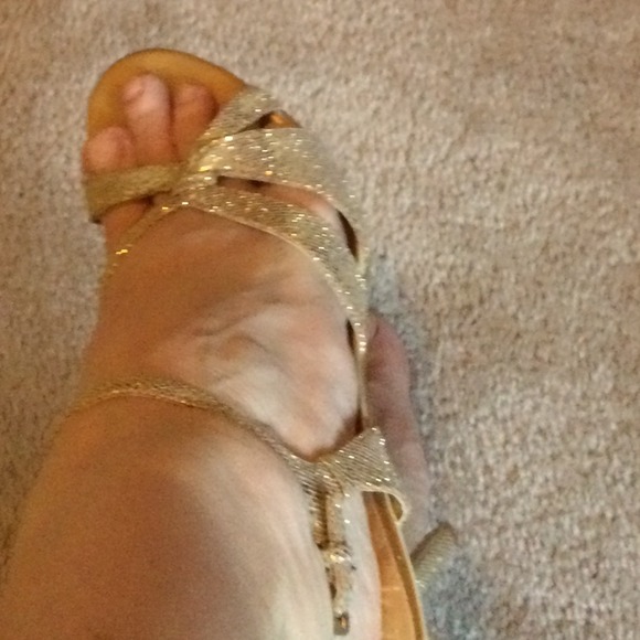 Glittering Gold Heels.😱 - Picture 2 of 4