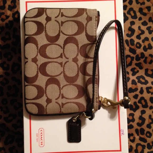 F49174 BKHMA coach wristlet - Picture 3 of 3