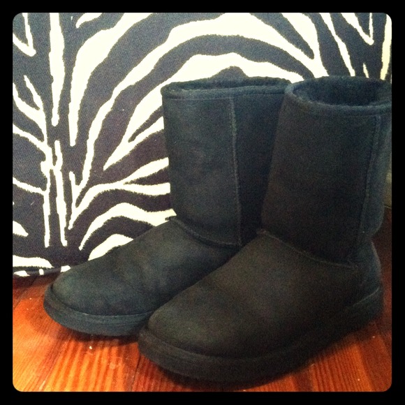 Black short authentic ugg boots!