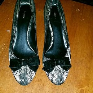 Gorgeous champagne w/ black lace heels