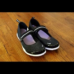 Nike casual shoe/sneaker.