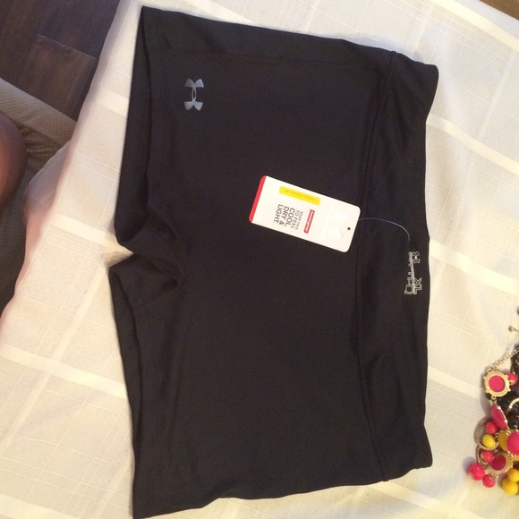Under Armour heatgear black shorts XL