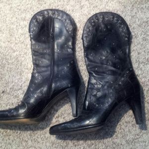 Stuart Weizmann black boots.