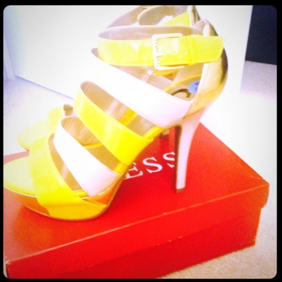 💖Beautiful Guess Sandals💖