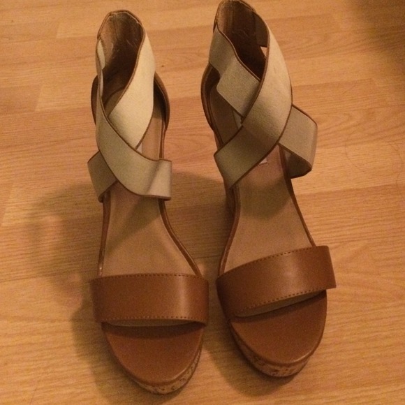 Steve Madden tan elastic wedges size 8