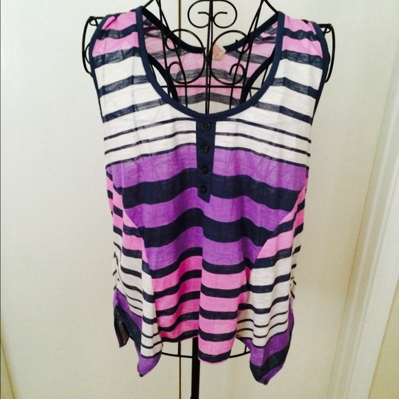 SOLD/SEE ⬇️⬇️⬇️ Cute summer tank.