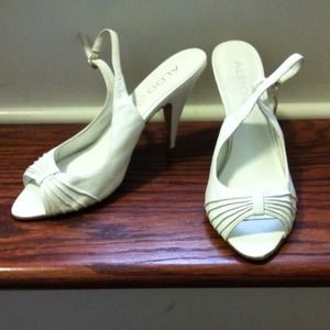 Summer white peep toe Aldo slingbacks. 👍