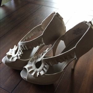 Flirty feminine Elle platform heels Size 8.5
