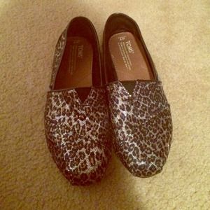 Cheetah print toms