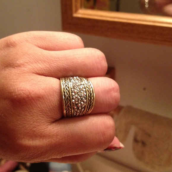 Beautiful ring - Picture 1 of 3