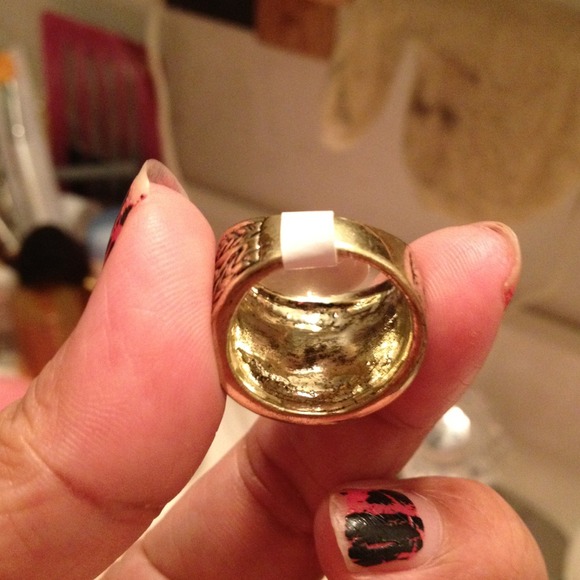 Beautiful ring - Picture 2 of 3