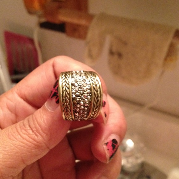 Beautiful ring - Picture 3 of 3