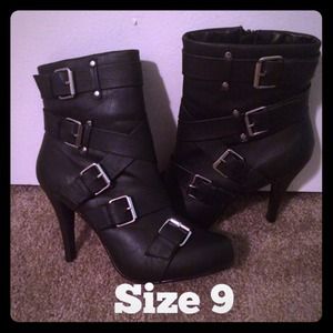 ❗️REDUCED❗️Black Buckle detail booties