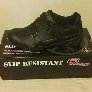 Clearance ✂     Sketchers slip resistant shoes