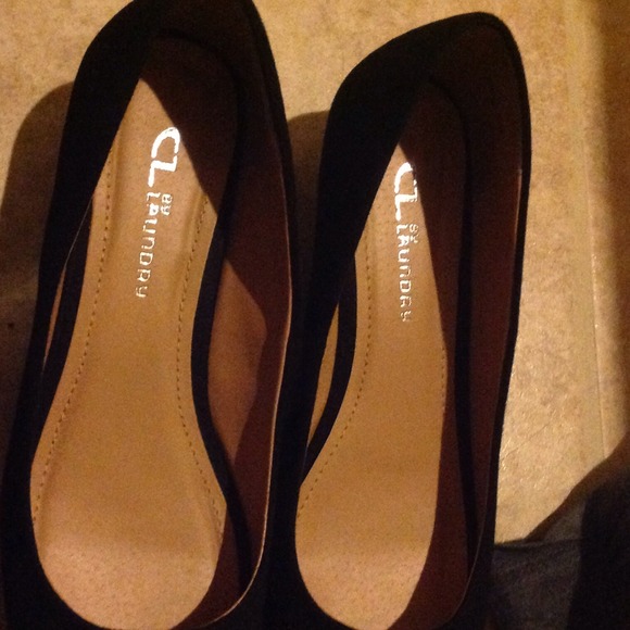 Black soft suede home run pump - Picture 2 of 4