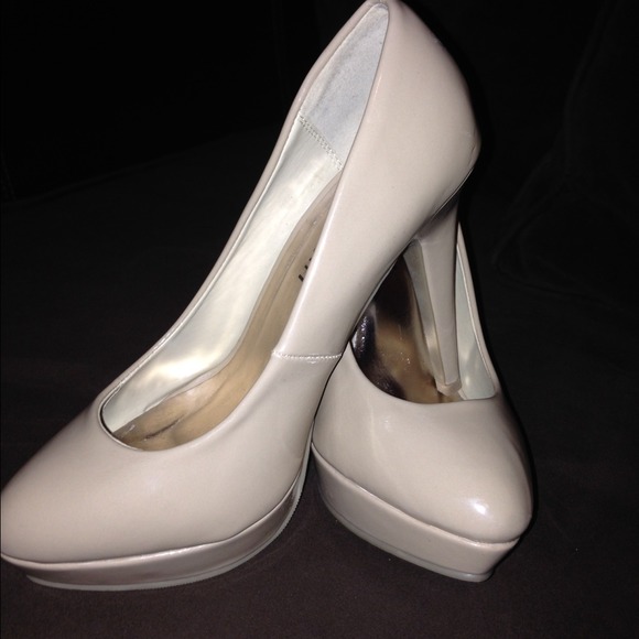 Nude pumps