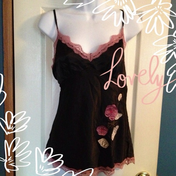Beautiful silk top! 🌸