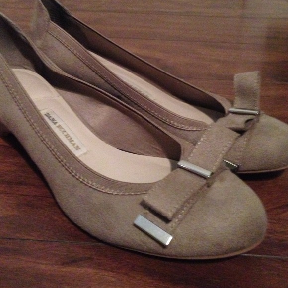 Low heeled shoe with bow accent