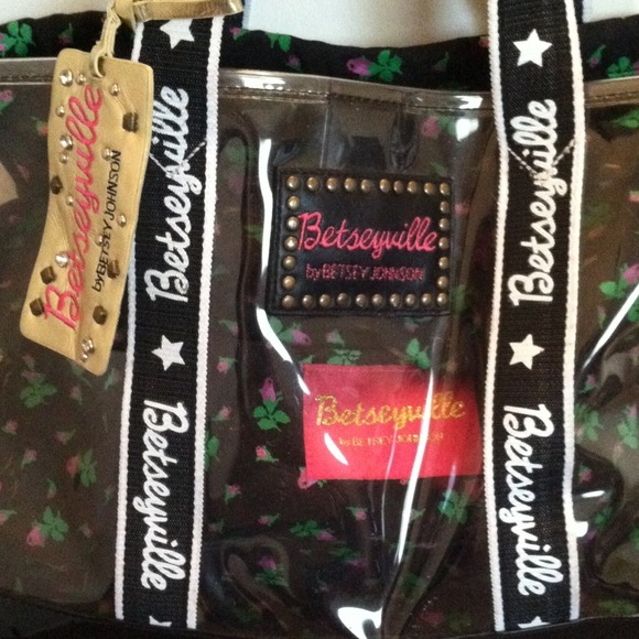 SOLD! on Merc Betsey Johnson summer bag - Picture 2 of 4